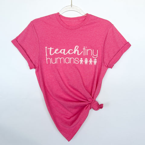 I TEACH TINY HUMANS T-SHIRT - CREW NECK IN BRIGHT PINK